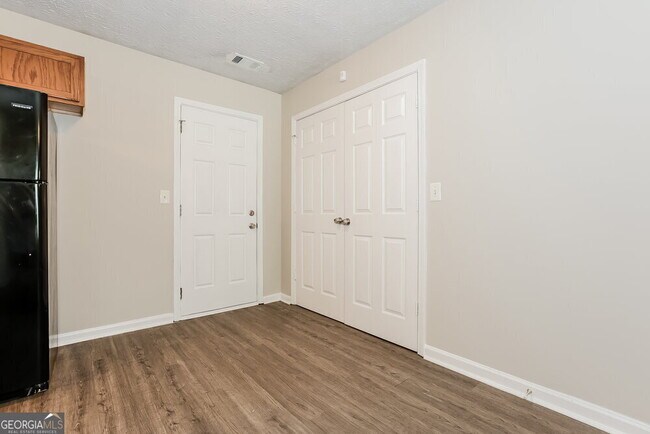 Building Photo - 6125 Pineneedle Dr SW