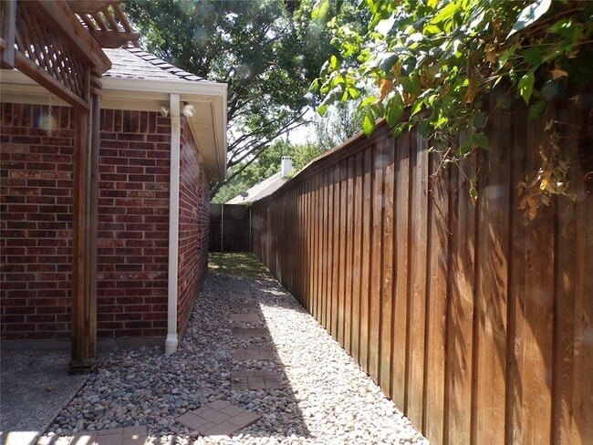 Building Photo - 4804 Holly Berry Dr