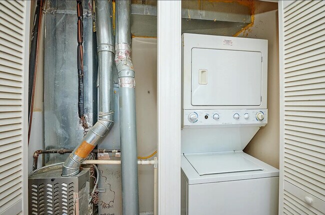 Building Photo - 7211 N Damen Ave