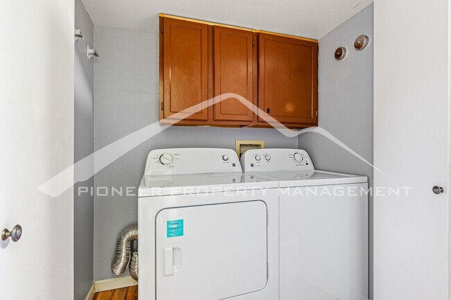 Building Photo - Charming condo with Central AC and Washer ...
