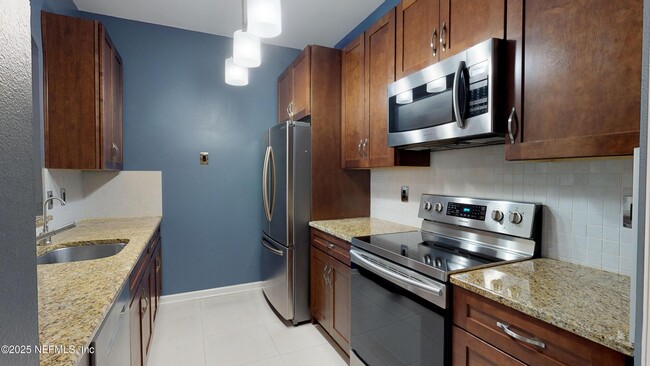 Building Photo - 7990 Baymeadows Cir E