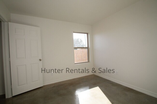 Building Photo - Exceptional 3 Bedroom Heights Duplex
