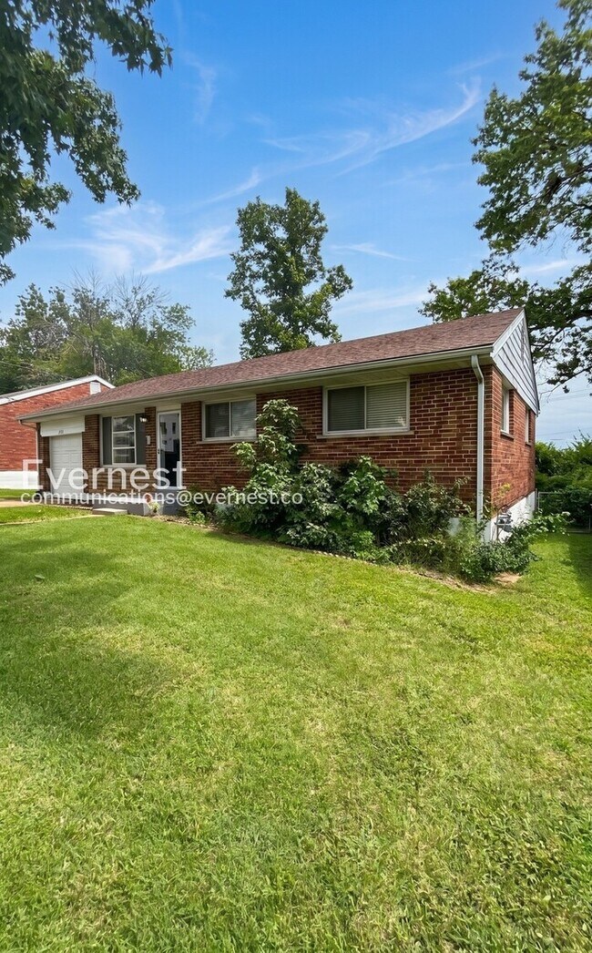 Building Photo - 807 Fontaine Pl