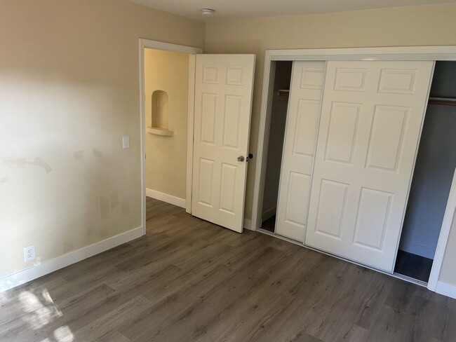 Building Photo - Beautifully Well-Kept 2 Bedroom, 1 Bath Home