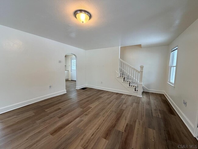 Building Photo - R247 Darr St