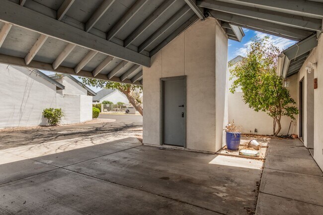 Building Photo - 3-Bedroom Furnished Townhouse with Private...