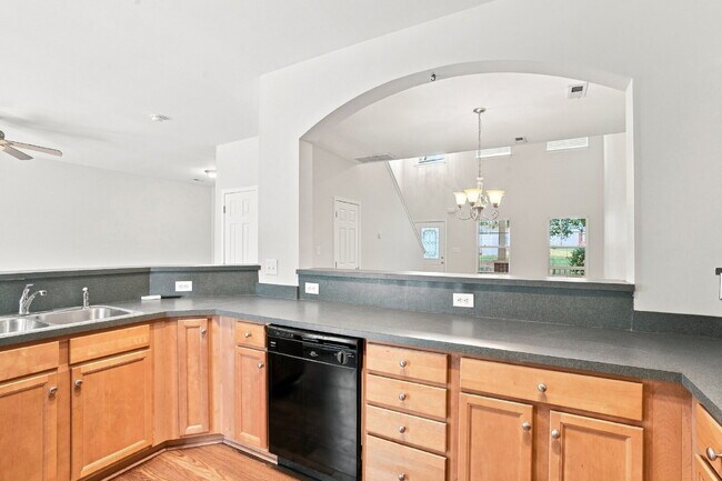 Building Photo - Spacious End Unit Townhome!