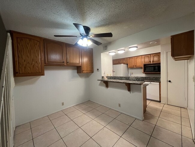 Building Photo - Southside Townhome!!