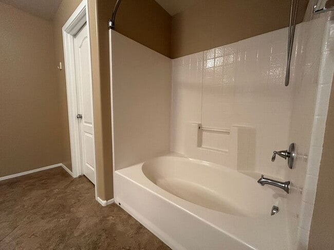 Building Photo - 2251 S Ponderosa Dr