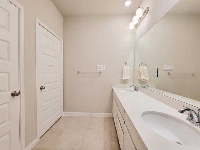 Building Photo - 1510 Lakeline Oak Dr