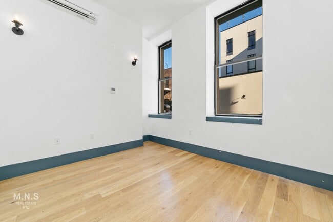 Building Photo - 23 Menahan St
