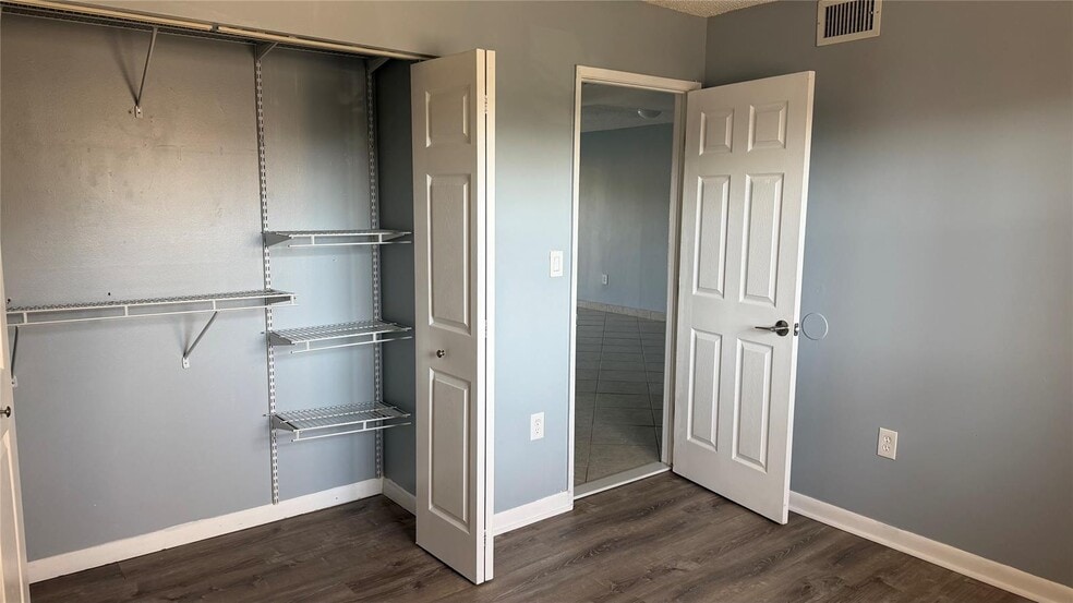 Building Photo - 9841 Nob Hill Ln