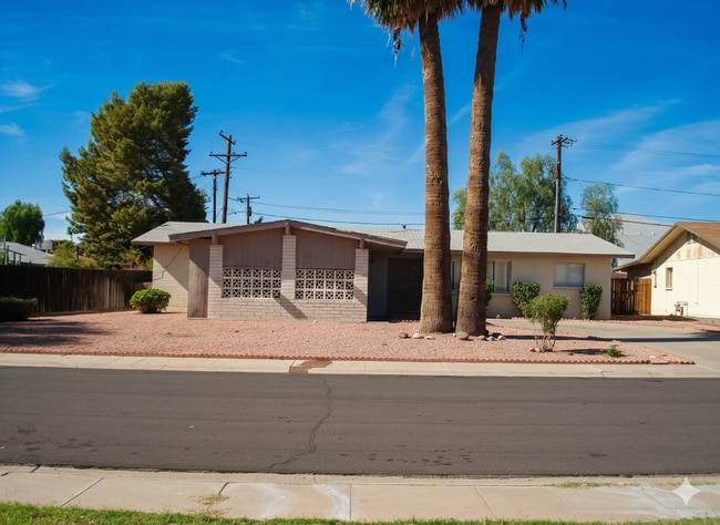 Building Photo - LARGE 4BR - 2BA HOUSE - LARGE BEDROOMS - R...