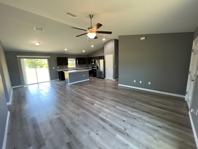 Building Photo - Custom Home - Desirable SE Ocala Neighborhood 3/2/2 **Won't Last**