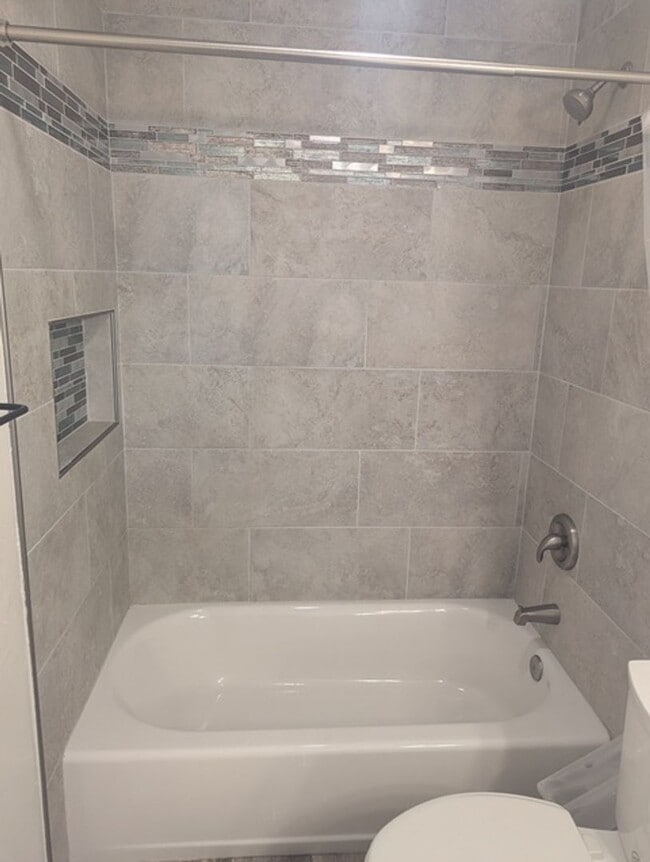 Building Photo - 3 Bedroom 2 Bathroom Single Story Home in ...