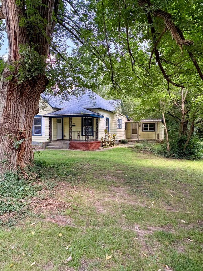 Building Photo - 1444 N Sherman Ave
