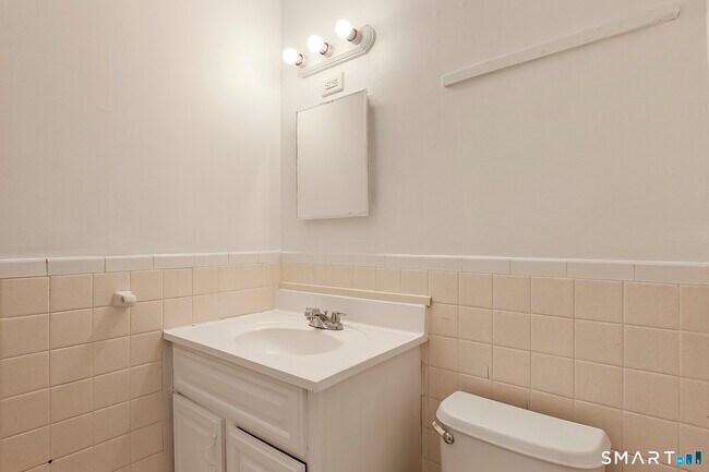 Building Photo - 78 Dora St