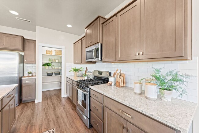 Building Photo - 5 Bedroom 2.5 Bath FOUR CAR GARAGE Eagle, ...