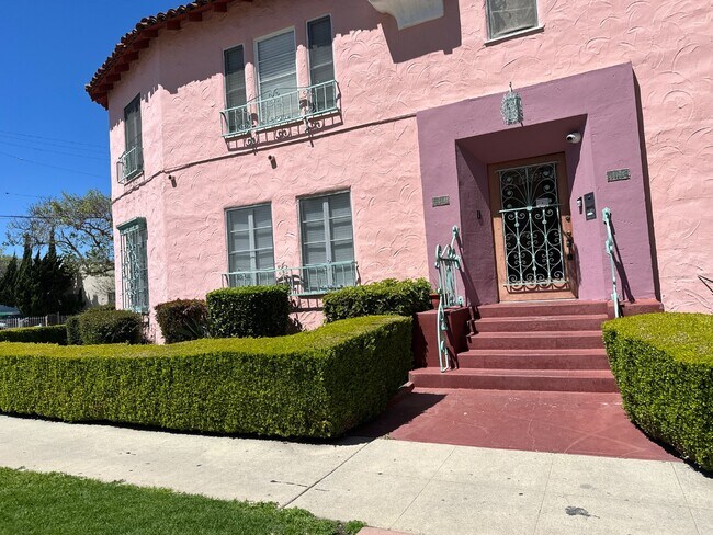 Building Photo - 3207 W 43rd Pl