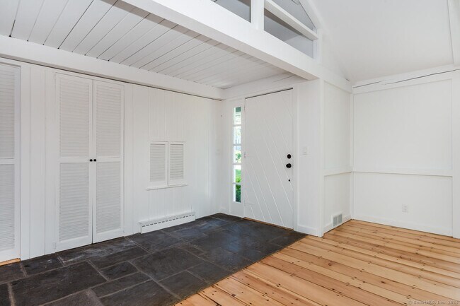 Building Photo - 16 Baywater Dr