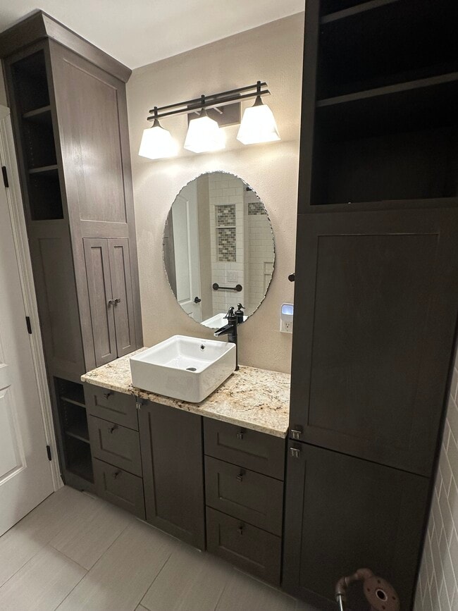 Building Photo - 1009 Stanford Dr