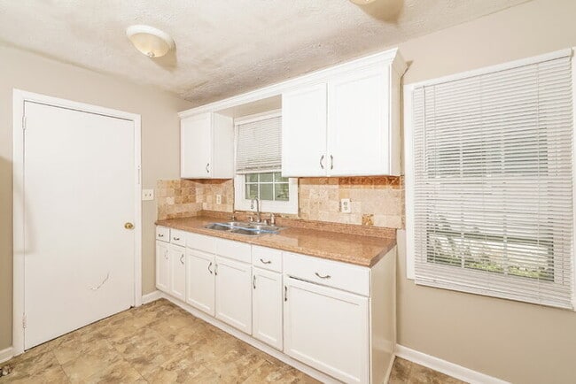 Building Photo - “Freshly Renovated 3BR w/ Fenced Yard – Pe...
