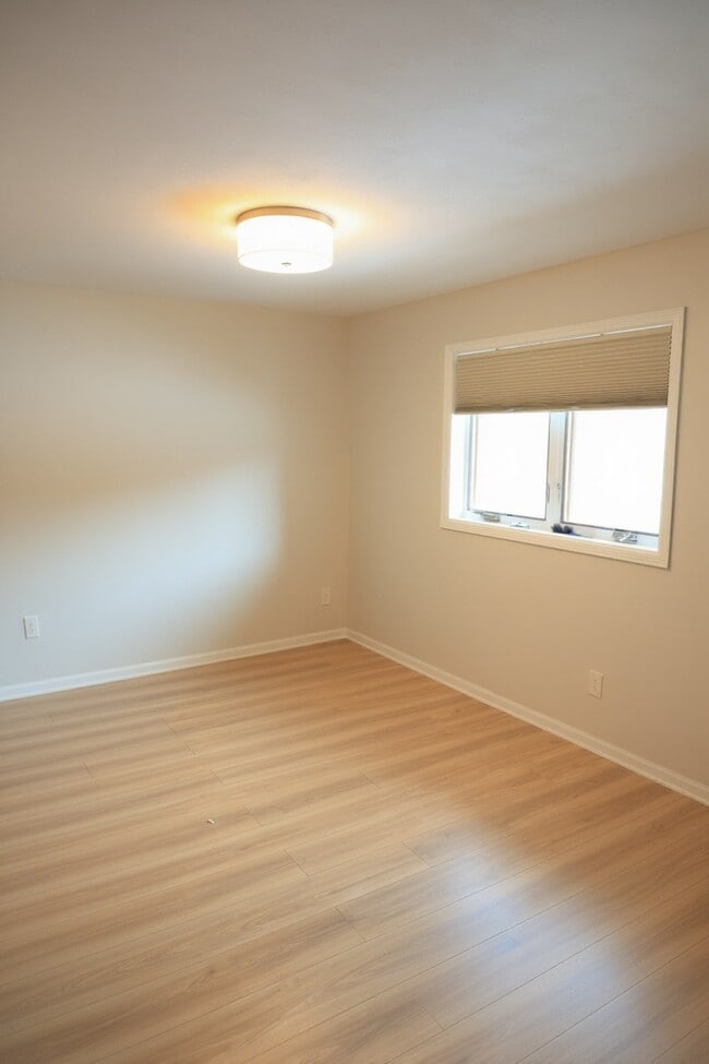 Building Photo - 206 N High Point Rd