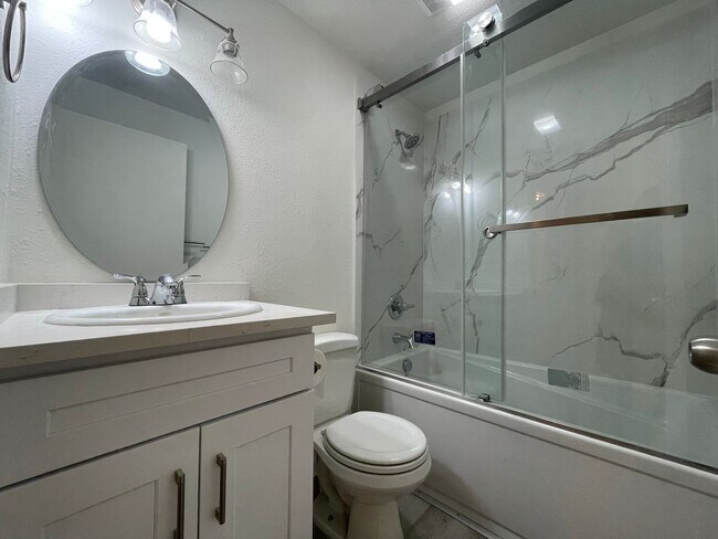 Building Photo - Spacious 2 Bed 1.5 Bath Apartment in Gresham - Newly Renovated w/ Washer & Dryer!