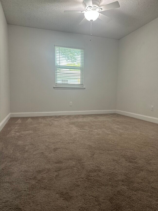 Building Photo - Beautifully Remodeled 4Bed/2.5Bath Townhome