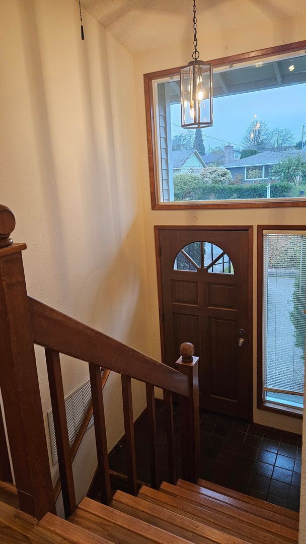Building Photo - N Tacoma 3bdr 2.5 bath home w/ VIEW of Mt Rainer
