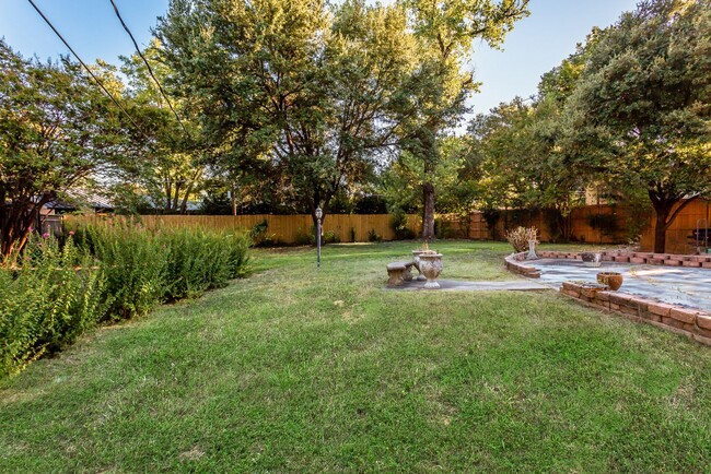 Building Photo - Beautifully Updated 3/2 Ranch-Style House ...