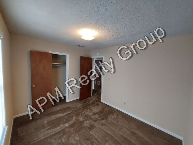 Building Photo - Upstairs two-bedroom apartment