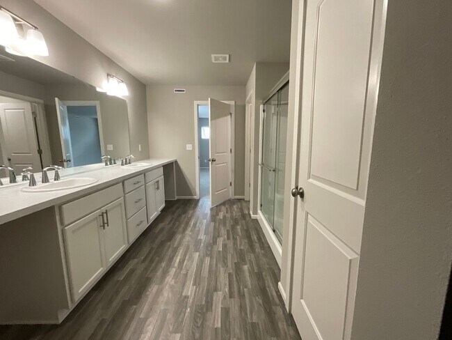 Building Photo - Beautiful 4 Bedroom, 2.5 Bath Home Availab...