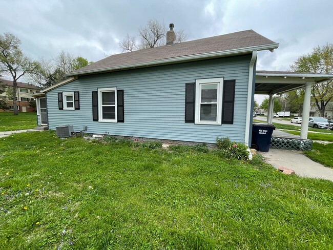 Building Photo - Charming 3-Bedroom Home with Kitchen, Sunr...