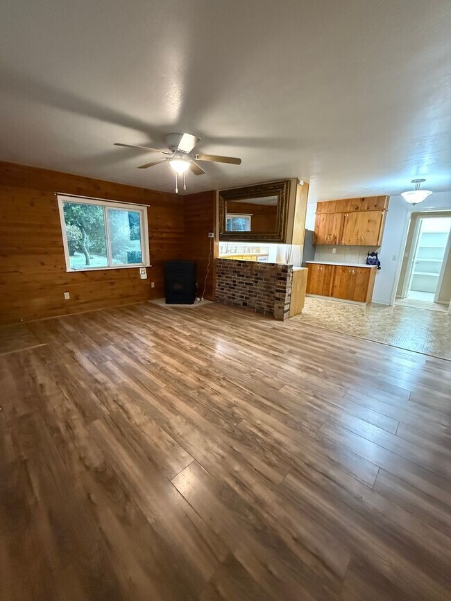 Building Photo - Newly Updated! 3 Bed/2 Bath House on a Large Lot!