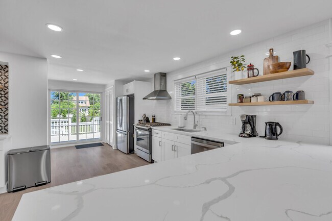 Building Photo - 1205 7th Ave