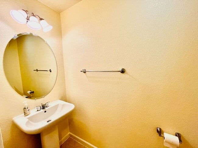 Building Photo - Gorgeous 3BD/2.5BA Tri-Level Townhouse- Ga...