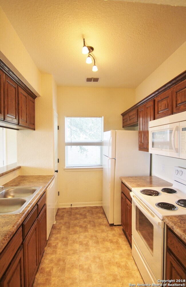 Building Photo - 1270 Hillcrest Dr