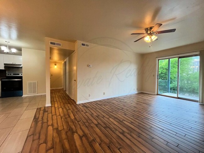 Building Photo - Two Bedroom Spacious Second-Floor Apartmen...