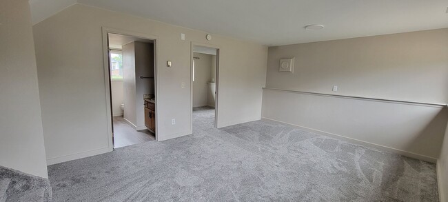 Building Photo - 3 Bedroom 1.5 Bathroom Home
