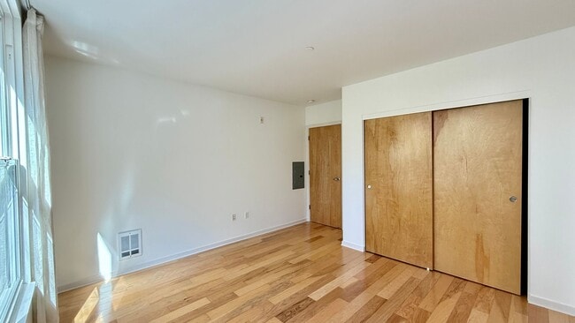 Building Photo - 1BR + Den / 1BA with Private Patio + Parking!