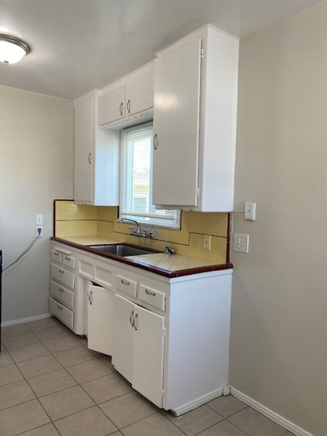 Building Photo - Large 2 Bedroom, 1 Bath with Parking and L...