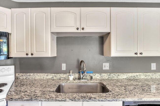 Building Photo - 16345 Pollyanna St