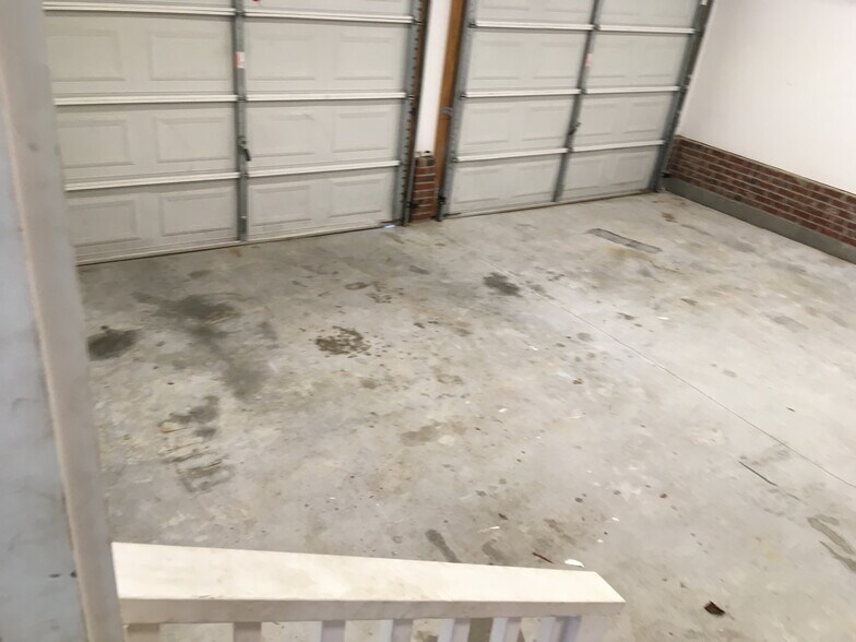 Building Photo - 122 Mosswood Dr