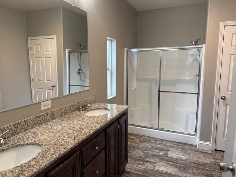 Building Photo - 819 Dianne Dr