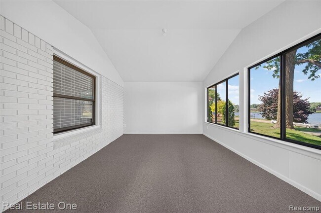 Building Photo - 2079 Klingensmith Rd