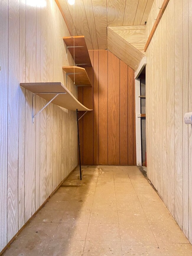 Building Photo - Beautiful 3 bed 1 bath house, over sized driveway, garage and fenced in back yard $1795