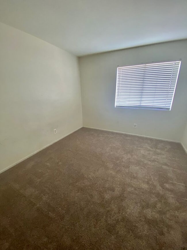 Building Photo - Thousand Oaks- Three Bedroom Condo