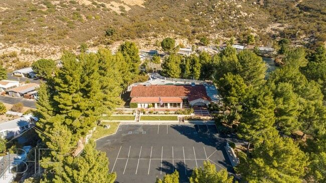 Building Photo - 55+ Senior Community~ 2 bed/2 bath with Am...