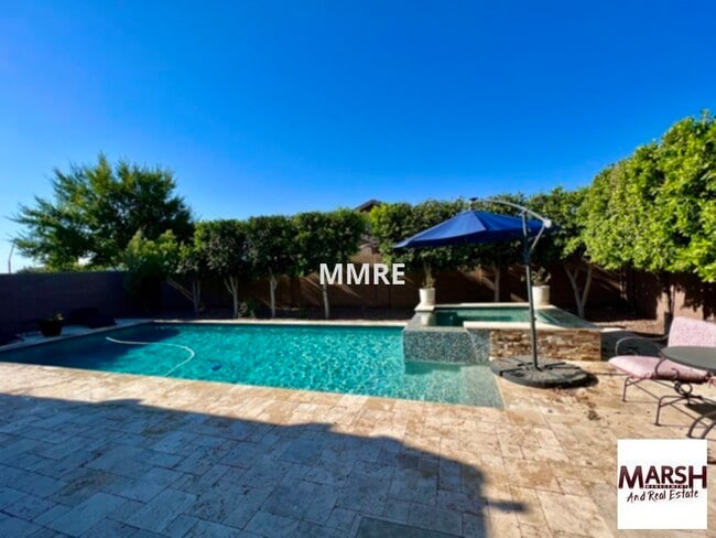 Building Photo - Beautiful 3 bedroom home plus den with pri...